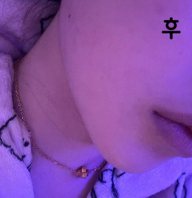 누워서 찍었는데도 턱선이 있어영!!! ㅎㅎ